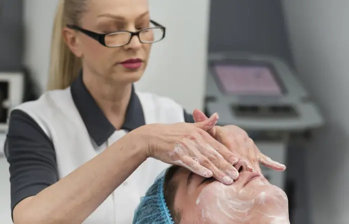 Realizzazione di trattamenti dermo-estetici del viso e del corpo