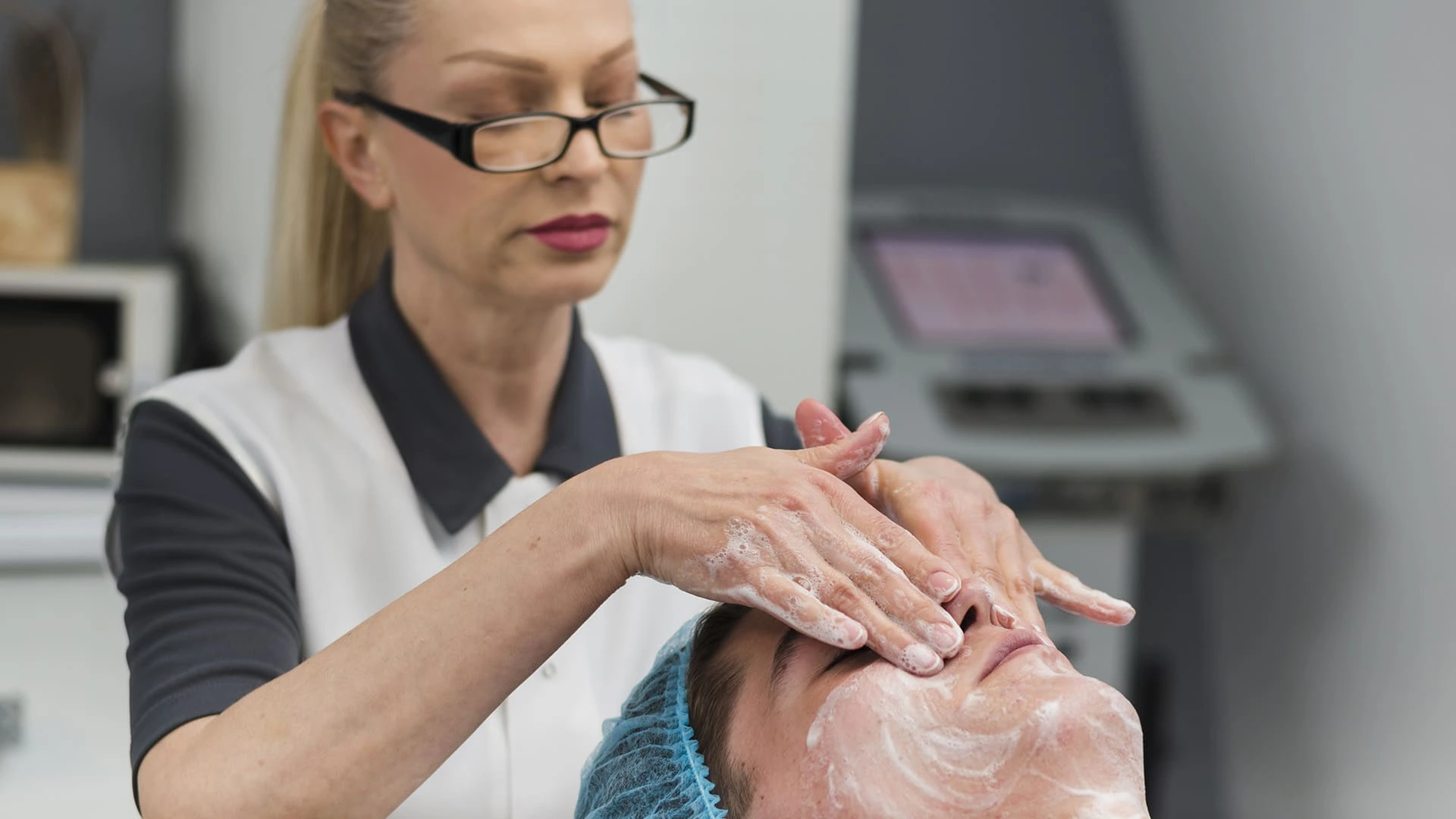 Realizzazione di trattamenti dermo-estetici del viso e del corpo