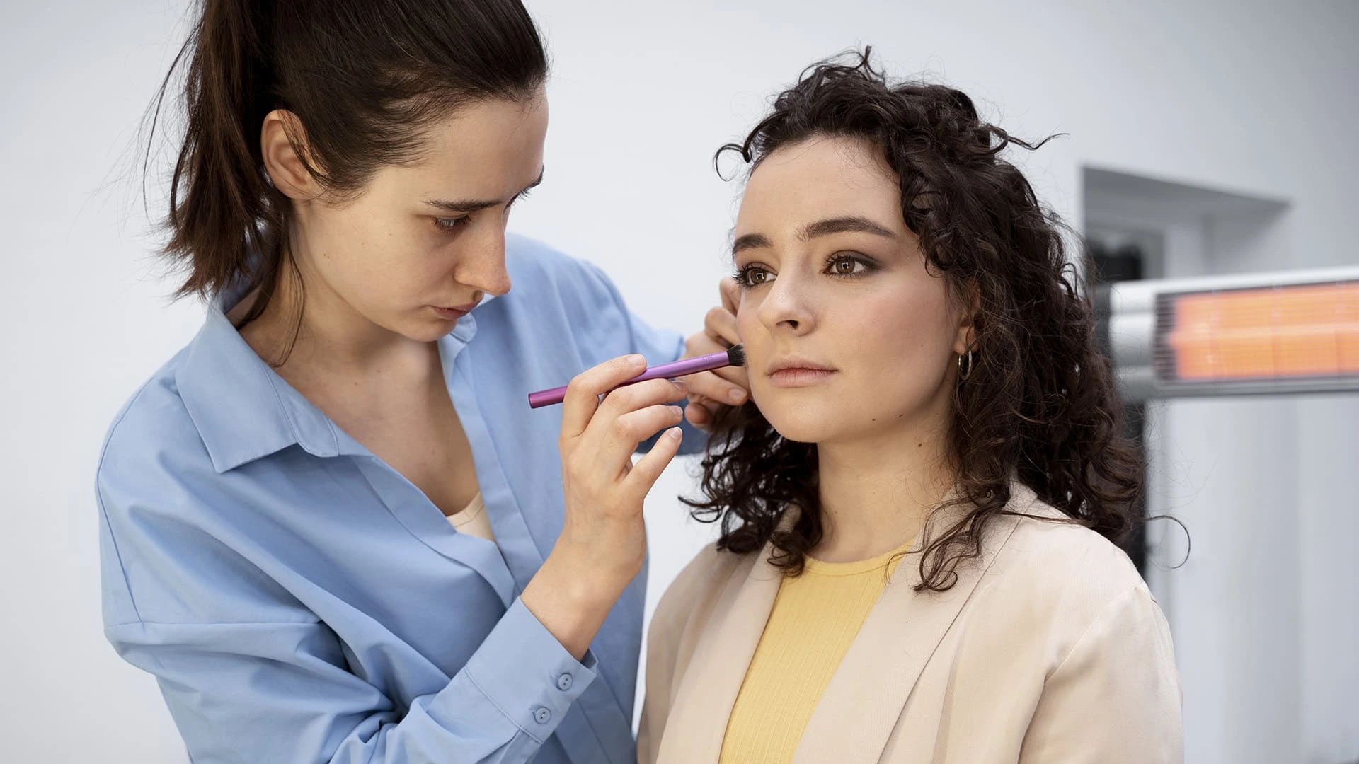 Realizzazione di trattamenti di trucco e visagismo
